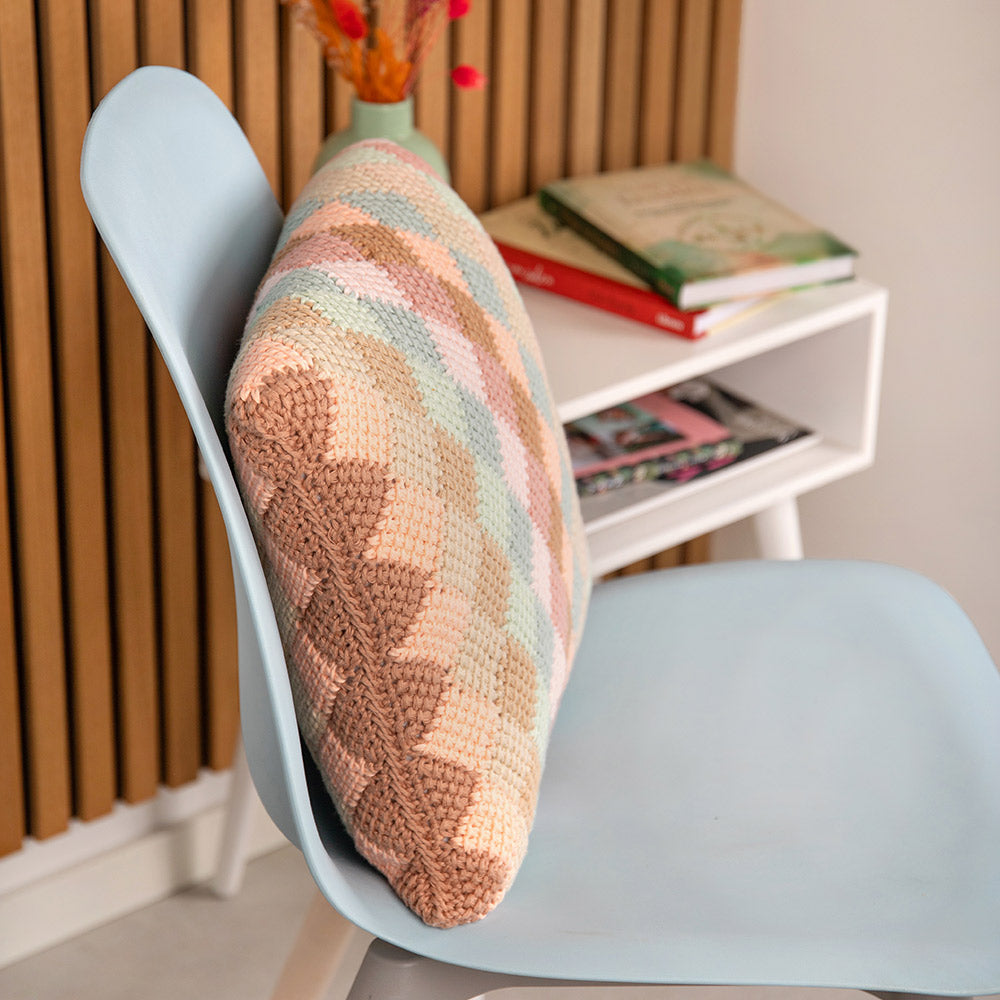 Wallis Cushion - Floral Splendor - Studio Madelaine  - Crochet Kit