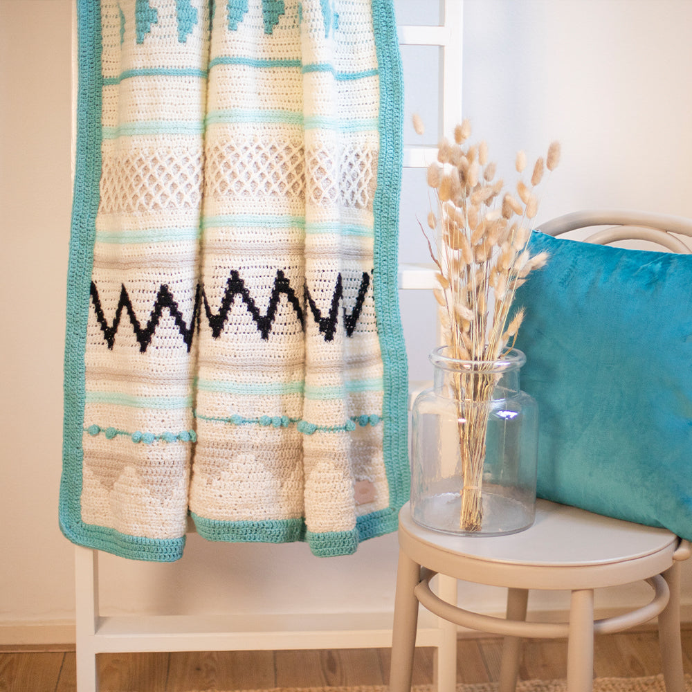 Droomdeken 6.0 in mint, crème en zwart als lange gehaakte deken