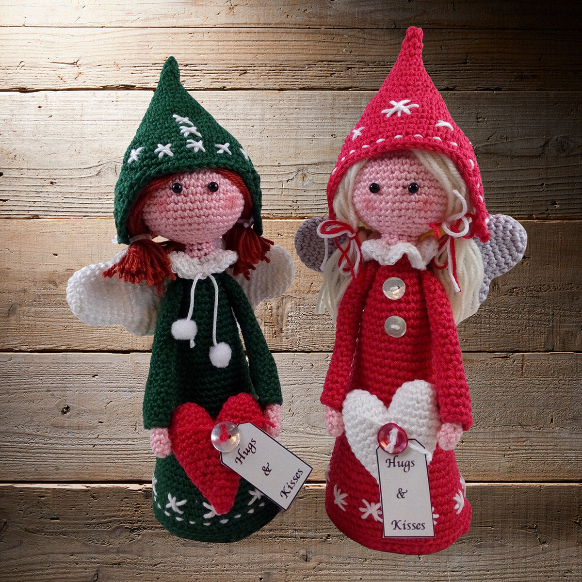 Twee gehaakte Noelle kerstengeltjes in groen en rood - CB's Creations