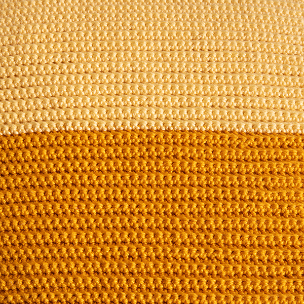 Yarn and Colors Two Tones Comfy Cushion Haakpatroon (Digitaal)