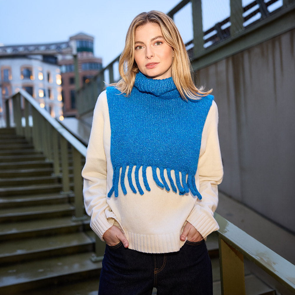 Knipmode Air Colletje breipakket in blauw - vooraanzicht