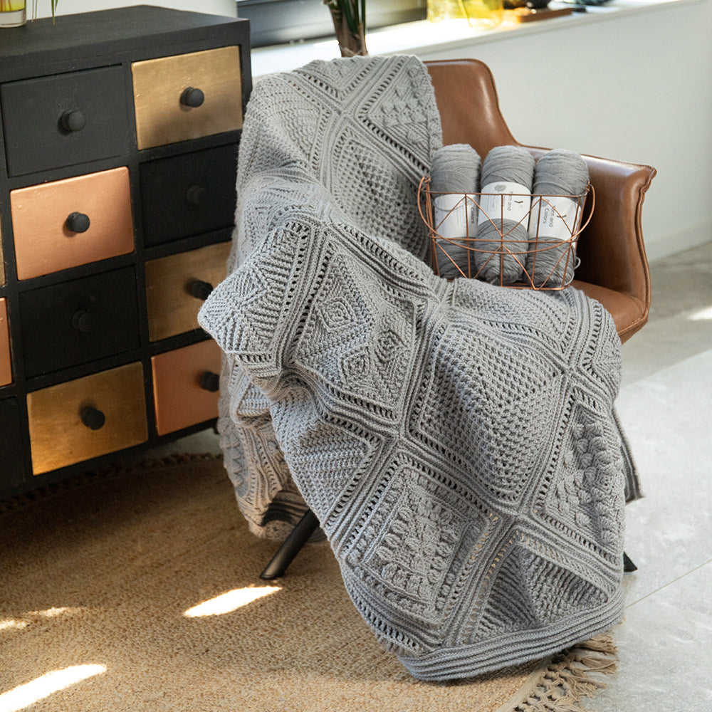 Grey — gemaakt met Droomdeken 8.0 CAL (haken) Yarn and Colors Amazing