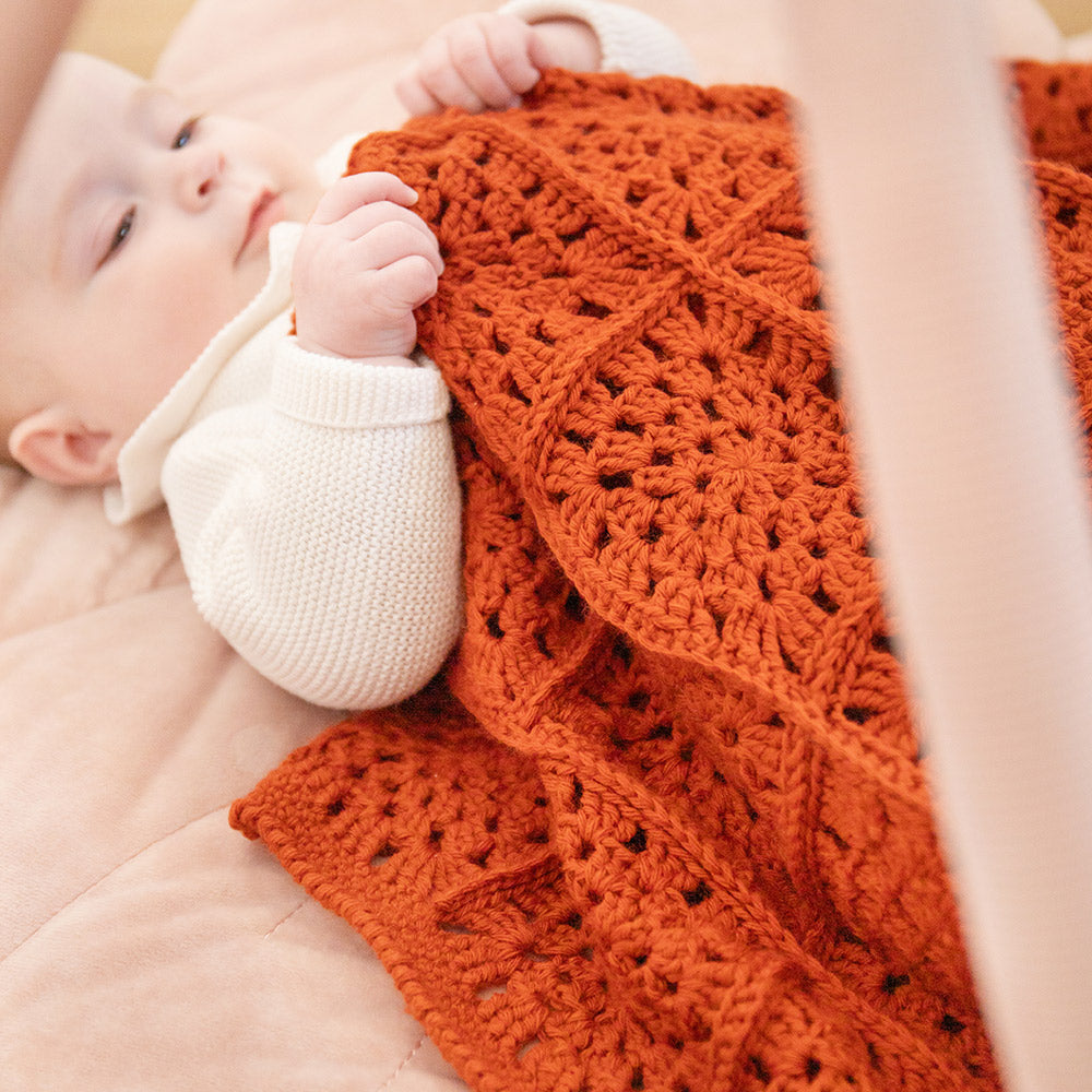 Granny baby deken — gemaakt met Granny Square Babydeken Ledikant Unicolour Haakpakket (3)