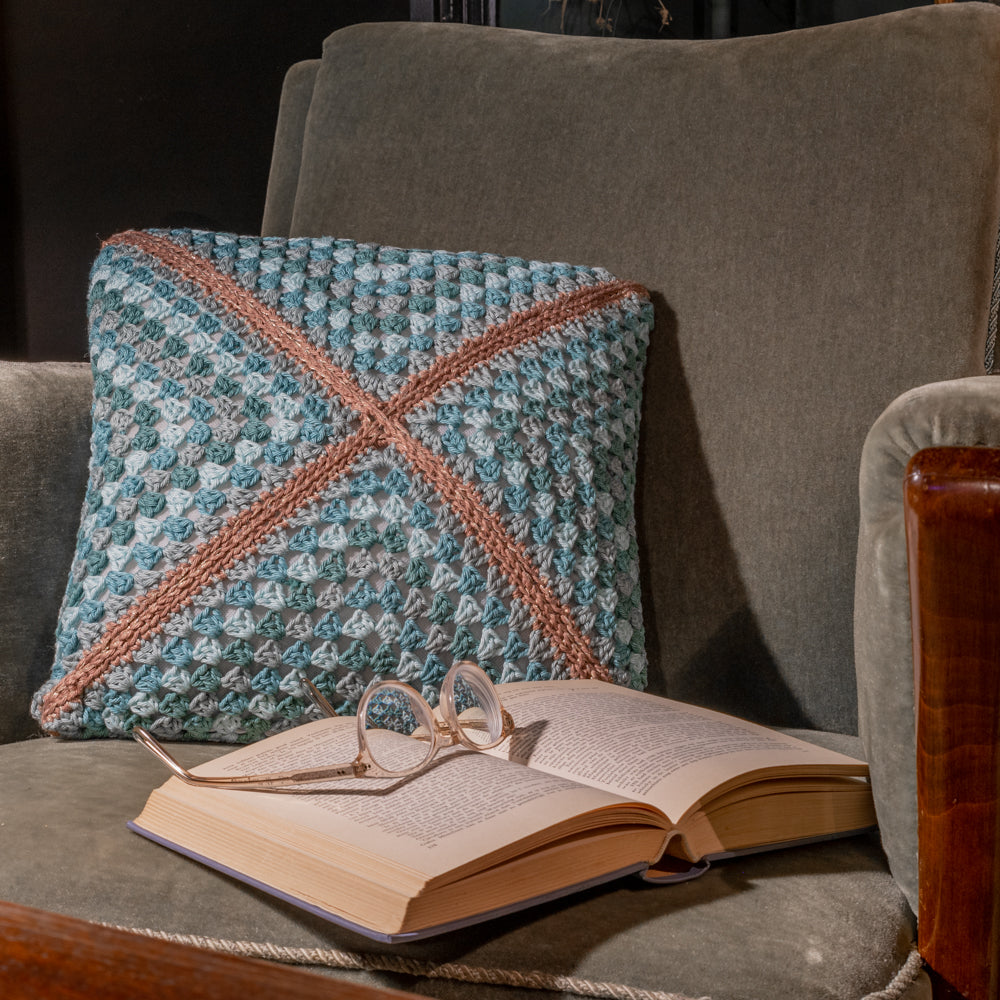 Grannys shiny cushion — gemaakt met Haakpatroon Granny's Lookbook