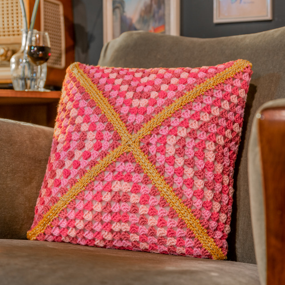 Grannys shiny cushion — gemaakt met Haakpatroon Granny's Lookbook (2)