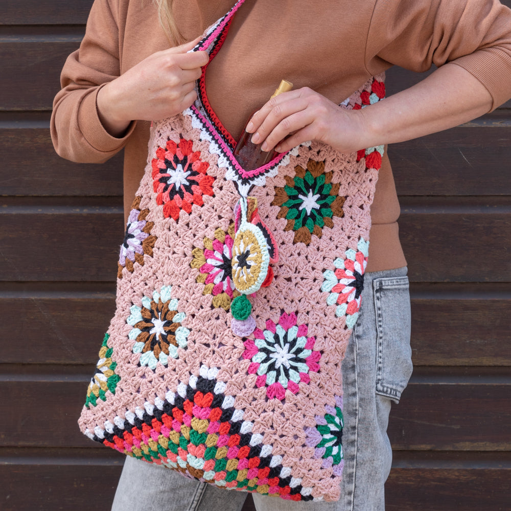 Grannys beach bag — gemaakt met Haakpatroon Granny’s Beach Bag