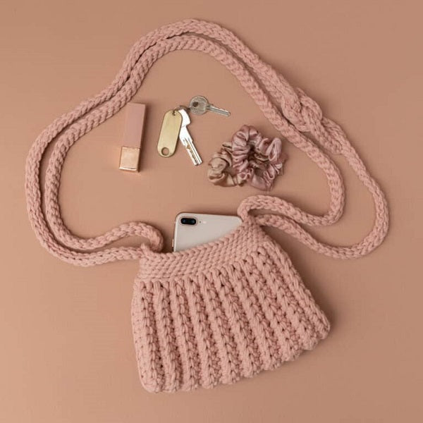 Cool cross body bag ros — gemaakt met Haakpatroon Yarn and Colors Cool Cross Body Bag