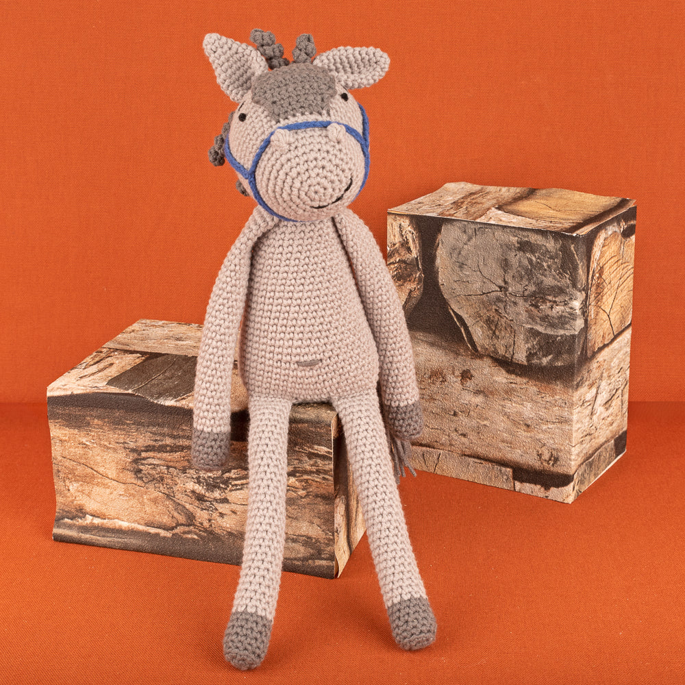 Hank horse — gemaakt met Haakpatroon Yarn and Colors Hank Horse