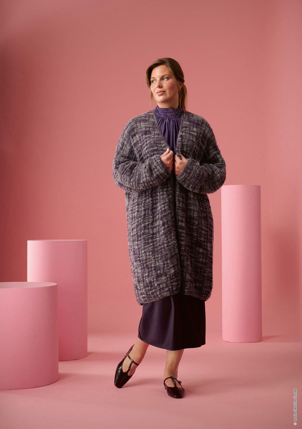 Damesmodel met lang vest gemaakt met Lana Grossa Pelo Cashmere - Classici 31 model 12, sfeerfoto 1