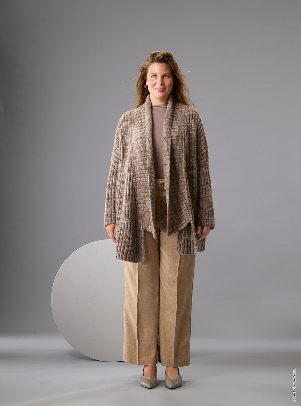 Damesmodel met cardigan gemaakt met Lana Grossa Pelo Cashmere - Classici 31 model 48, sfeerfoto 1