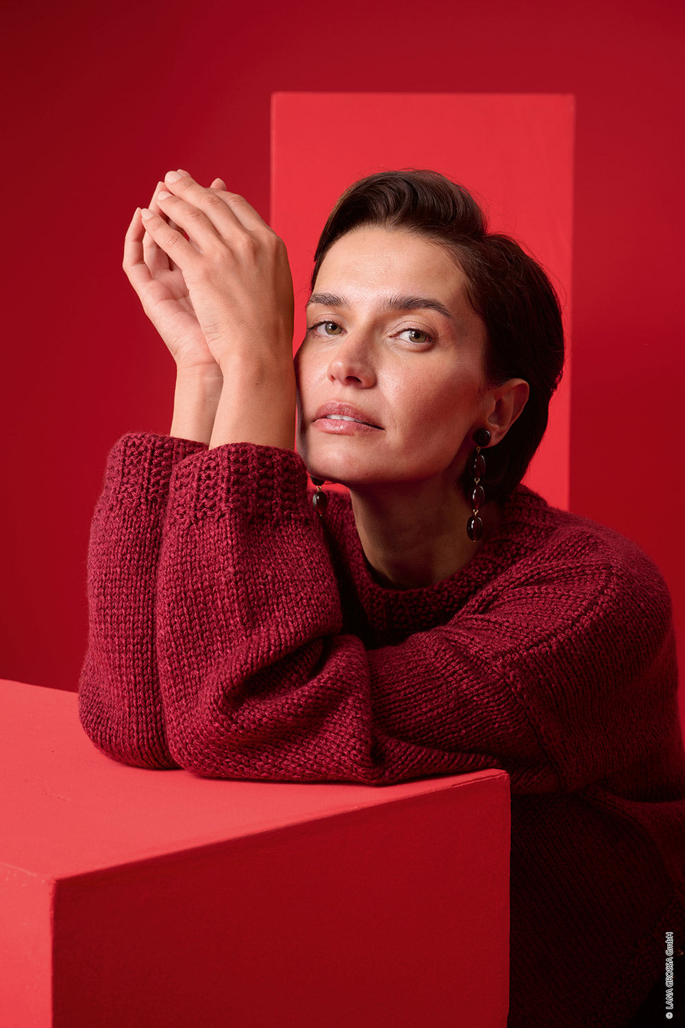Damesmodel met trui gemaakt met Lana Grossa Baco Bamboo - Classici 31 model 56, sfeerfoto 2