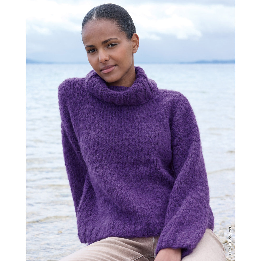 Model in paarse pluizige coltrui van Lana Grossa Baby Furry - Journal 72 model 36 - Lana Grossa Baby Furry 001 Donkerfuchsia