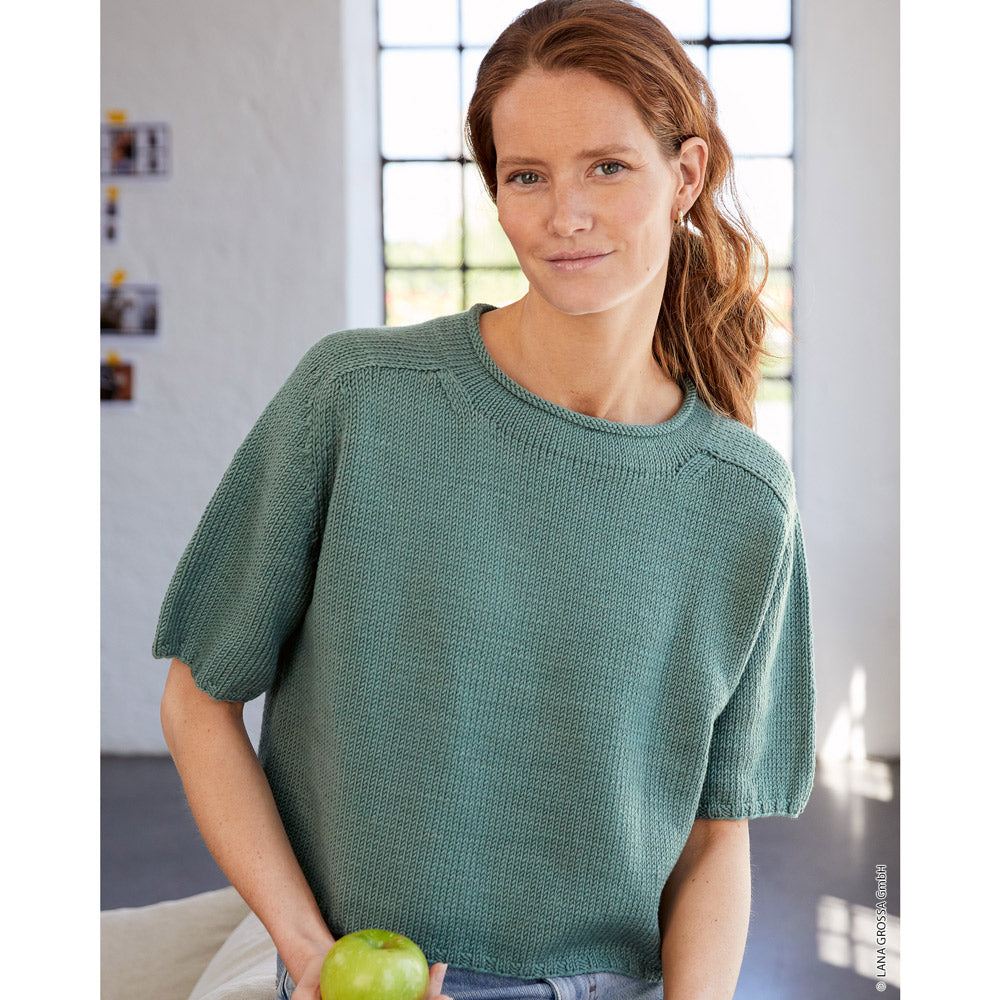 Lana Grossa Merino Classics - model met gebreide mintgroene trui met korte mouwen