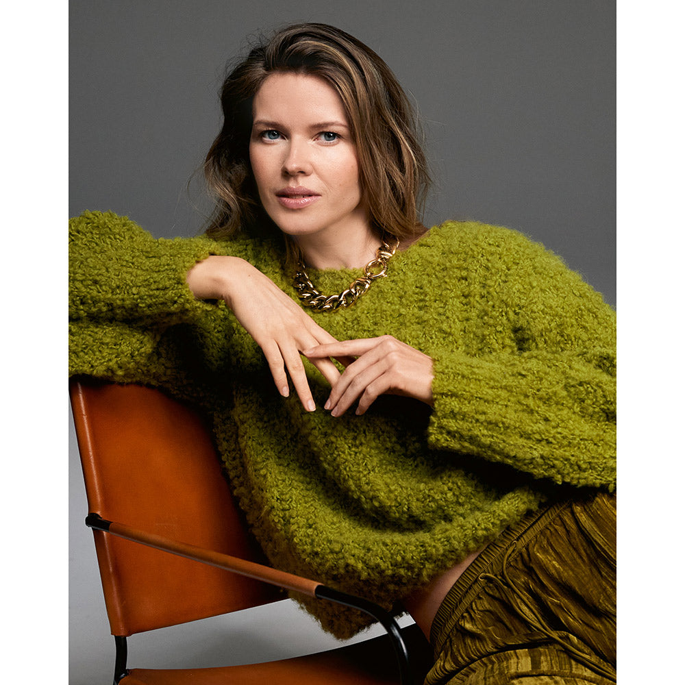 Lana Grossa Orsetto 108 Bos/Grijsgroen - sfeerfoto van een model met een gebreid ontwerp in Lana Grossa Orsetto, model 15, vooraanzicht - Lana Grossa Orsetto 020 Pruimblauw