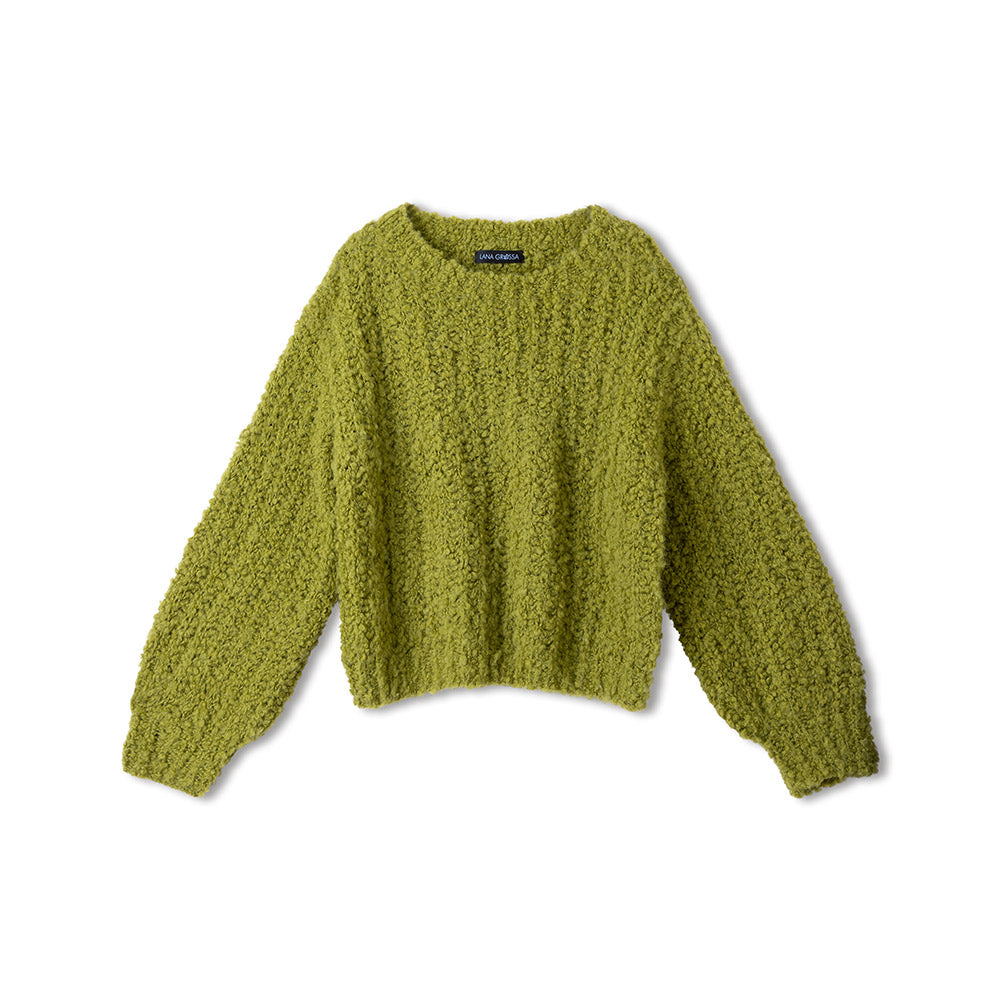 Lana Grossa Orsetto 108 Bos/Grijsgroen - sfeerfoto van een model met een gebreid ontwerp in Lana Grossa Orsetto, model 15, zijaanzicht - Lana Grossa Orsetto 020 Pruimblauw