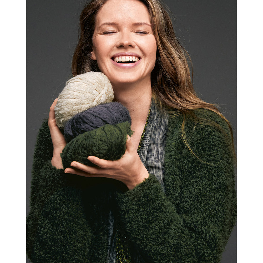 Inspiratiefoto bij Lana Grossa Pelliccia 016 Bordeaux: vrouw met bollen zacht garen in groen, grijs en beige