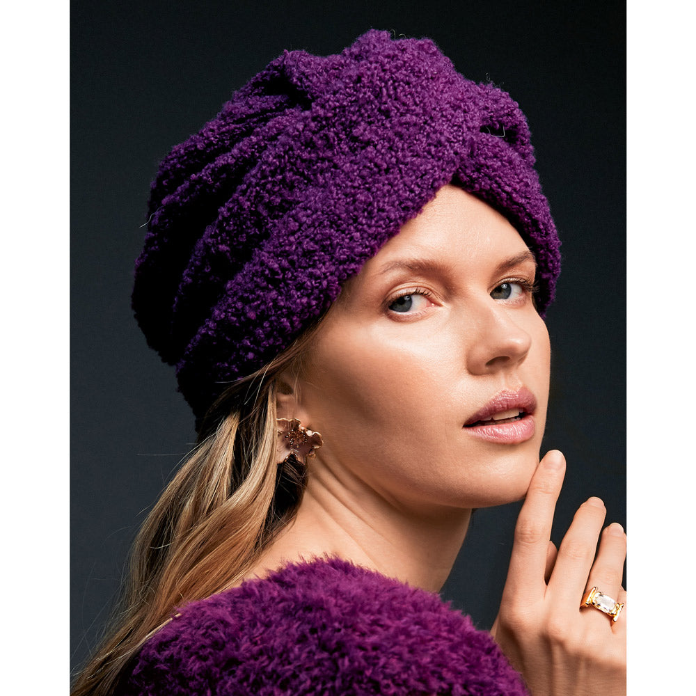 Model met een ruimvallend grijs gebreid vest van Lana Grossa Orsettini - Lana Grossa Orsettini 002 Roodviolet