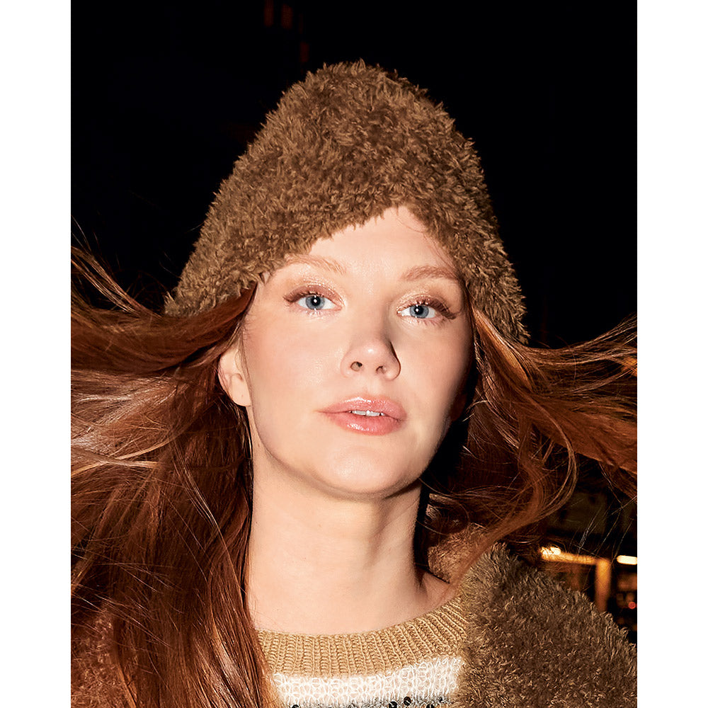Inspiratiefoto bij Lana Grossa Pelliccia 016 Bordeaux: vrouw draagt een bruine turbanmuts van pluizig garen