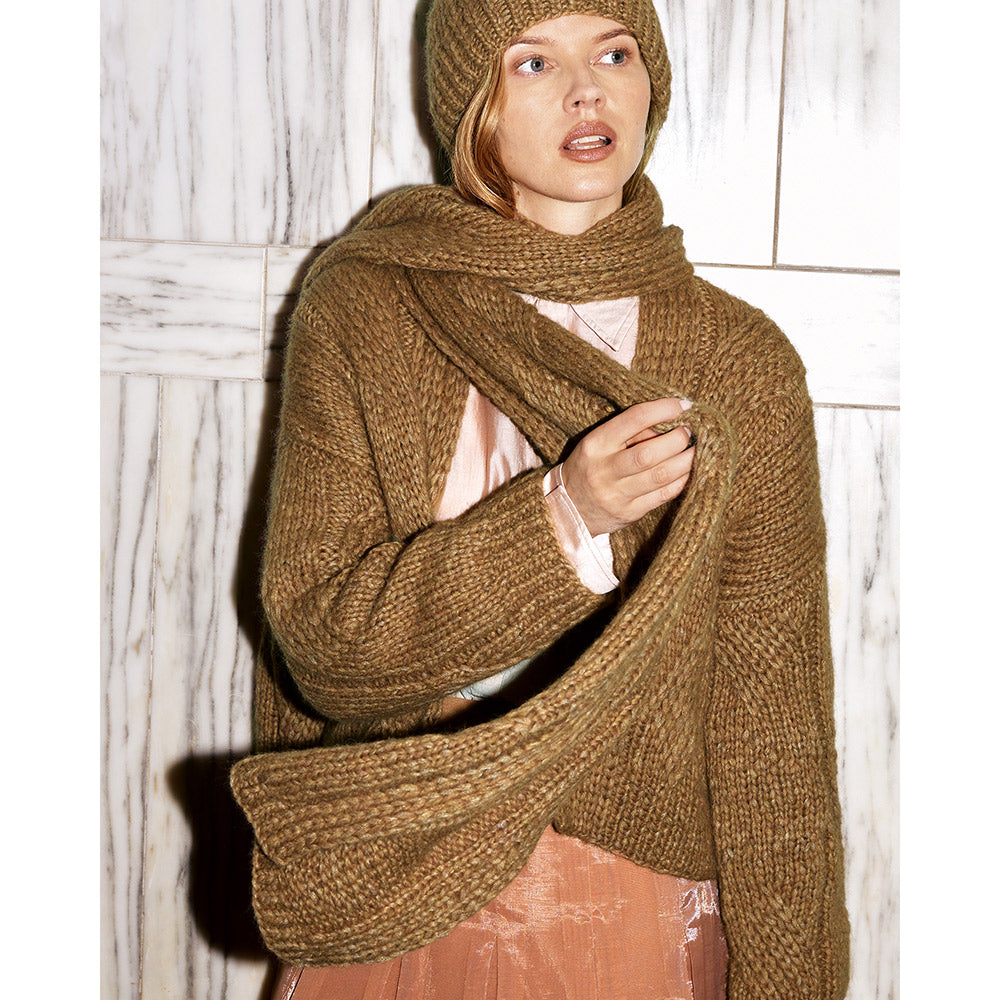 Sfeerinspiratie bij Lana Grossa Milano 016 Violet gemêleerd - vrouw met een bruine omslagdoek en bijpassende muts