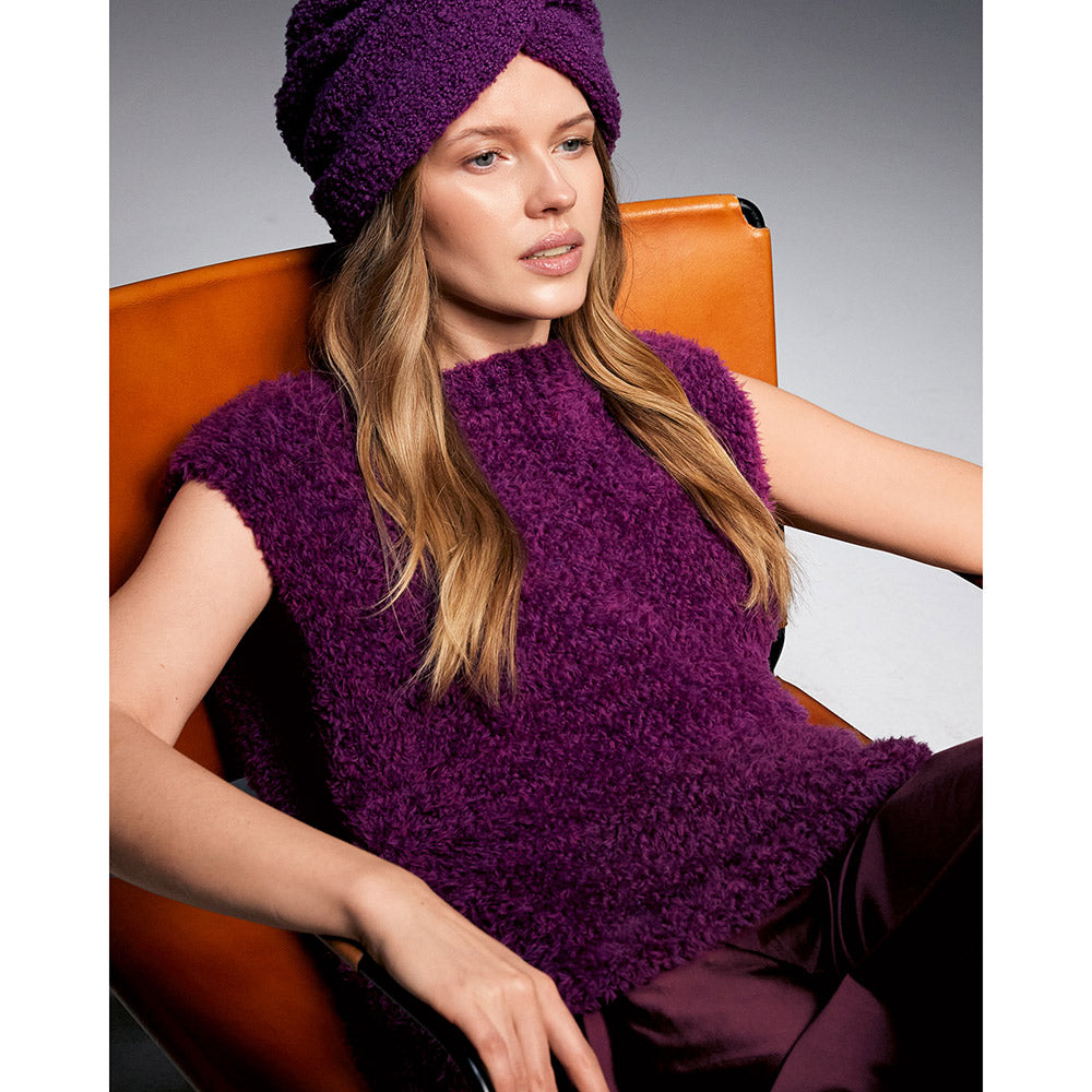 Inspiratiefoto bij Lana Grossa Pelliccia 016 Bordeaux: vrouw draagt een paarse slipover met bijpassende turbanmuts