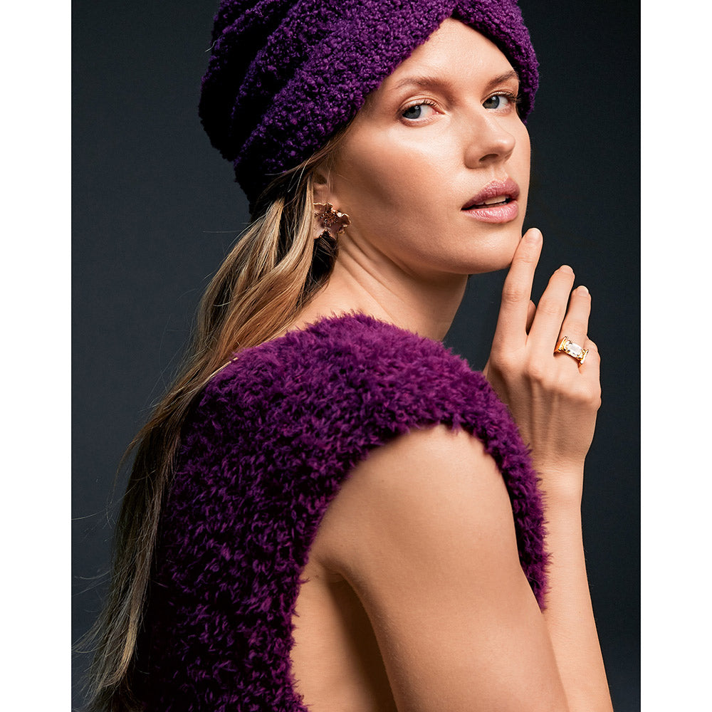 Inspiratiefoto bij Lana Grossa Pelliccia 016 Bordeaux: portret van vrouw met paarse slipover en turbanmuts