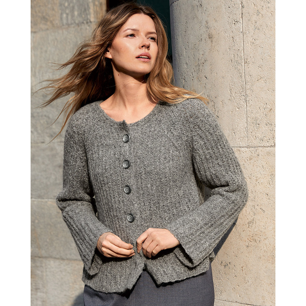 Sfeerinspiratie bij Lana Grossa Milano 016 Violet gemêleerd - vrouw in een grijs gebreid vest met V-hals