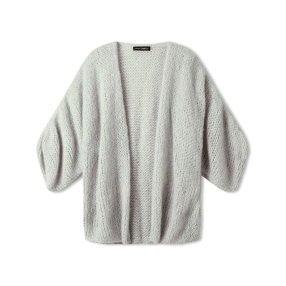 Sfeerfoto van een gebreid damesmodel uit Lana Grossa collectie, model 42, beeld 2 - sfeerbeeld bij Lana Grossa Mohair Di Gio 024 Camel - Lana Grossa Mohair Di Gio 017 Violet