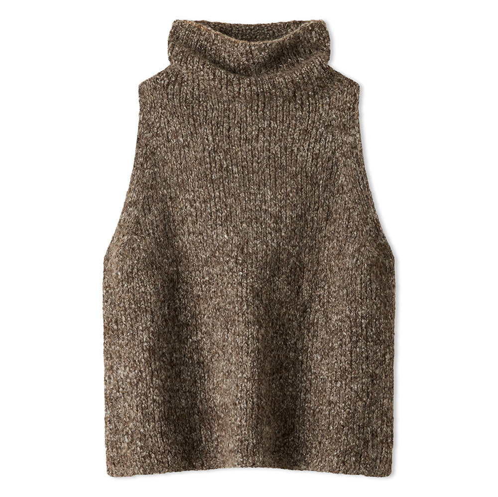 Sfeerinspiratie bij Lana Grossa Milano 016 Violet gemêleerd - vrouw in een bruine mouwloze top met col