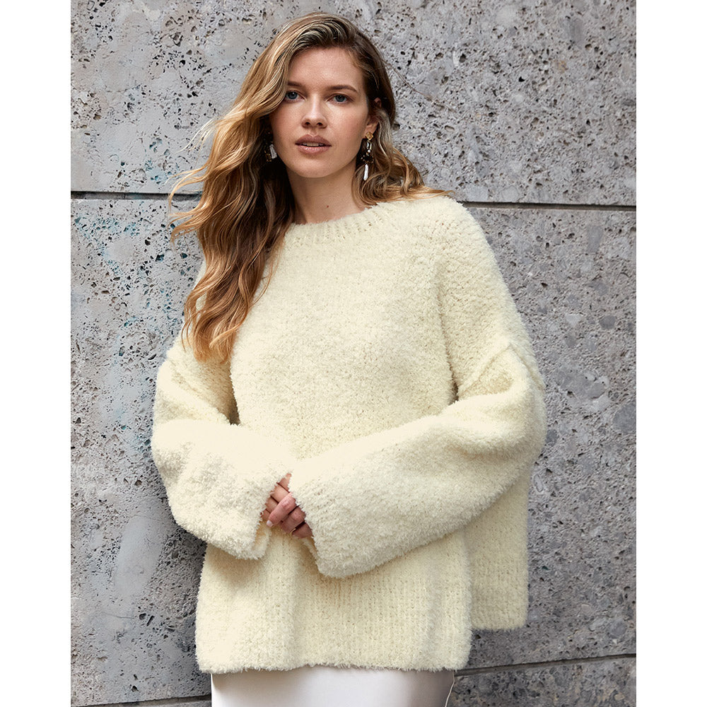 Inspiratiefoto bij Lana Grossa Pelliccia 016 Bordeaux: vrouw draagt een crèmekleurige oversized trui met ronde hals