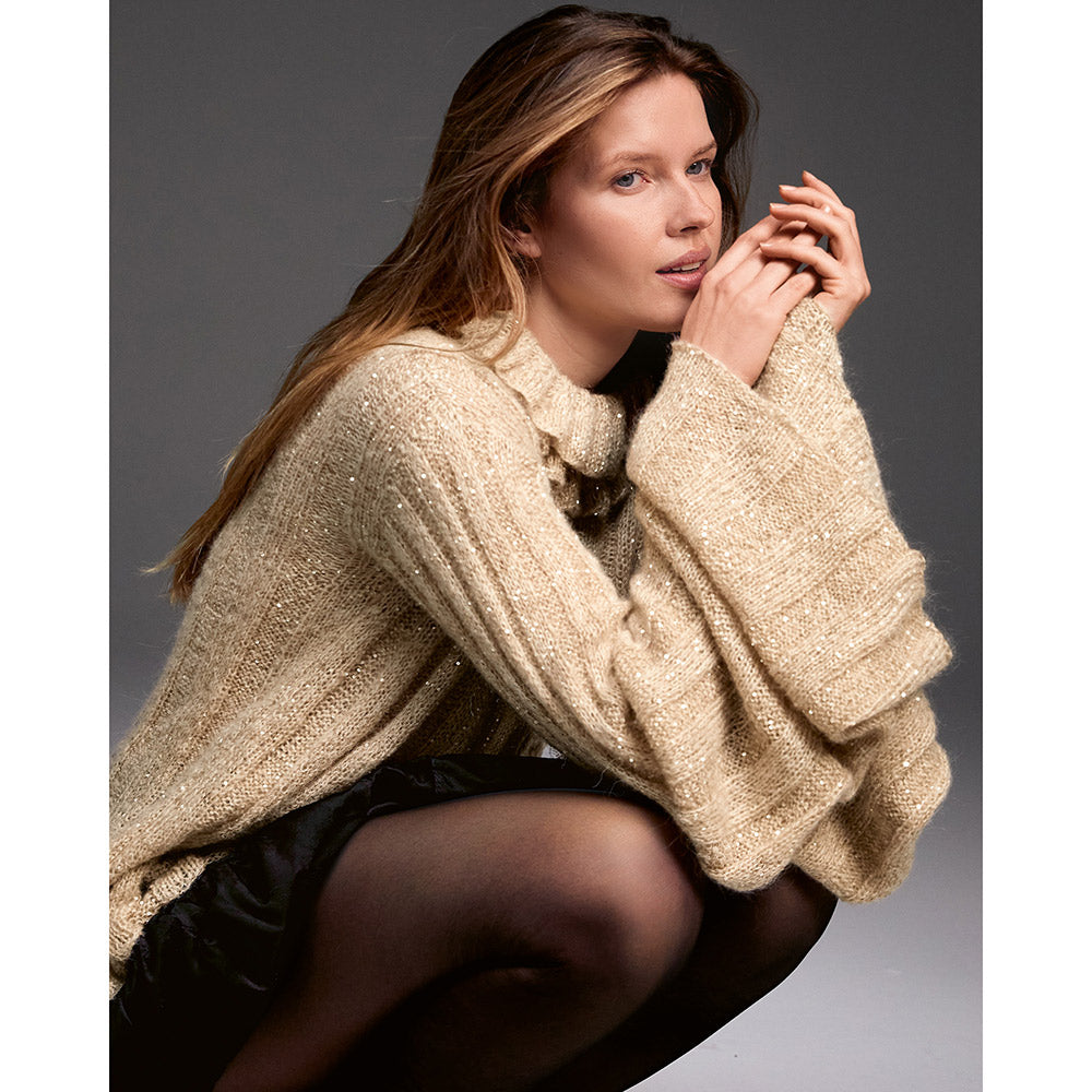 Lana Grossa Glamour 018 Goudgeel sfeerfoto - detail van een gebreide pullover met pailletten en een aparte zachte kraag