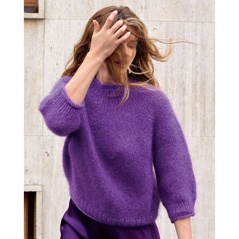 Sfeerfoto van een gebreid damesmodel uit Lana Grossa collectie, model 53, beeld 5 - sfeerbeeld bij Lana Grossa Mohair Di Gio 024 Camel - Lana Grossa Mohair Di Gio 017 Violet