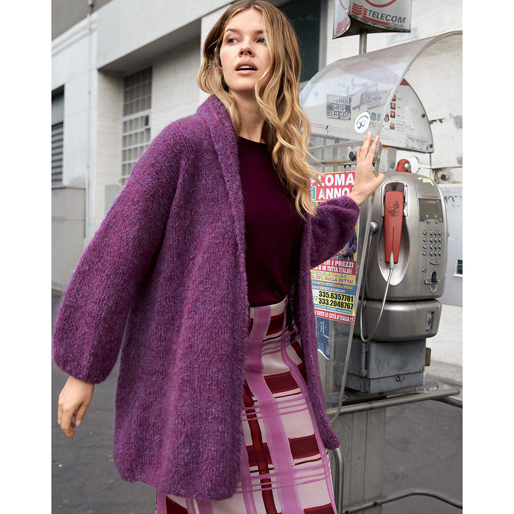 Sfeerinspiratie bij Lana Grossa Milano 016 Violet gemêleerd - vrouw in een lang violet gebreid vest