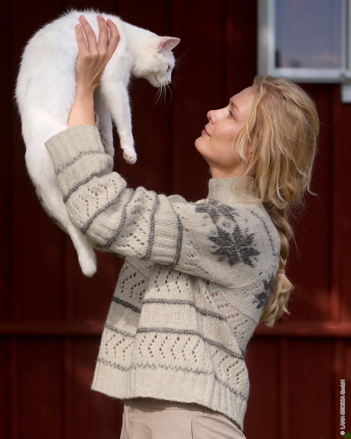 Lana Grossa Nordic Knits Nr. 5 Scandic Living - top-down pullover in Natural Alpaca Pelo - sfeerfoto 3