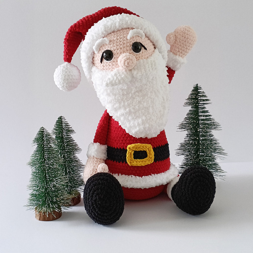 Santa — gemaakt met Kerstknuffel Santa Haakpakket - Sandra Bekx