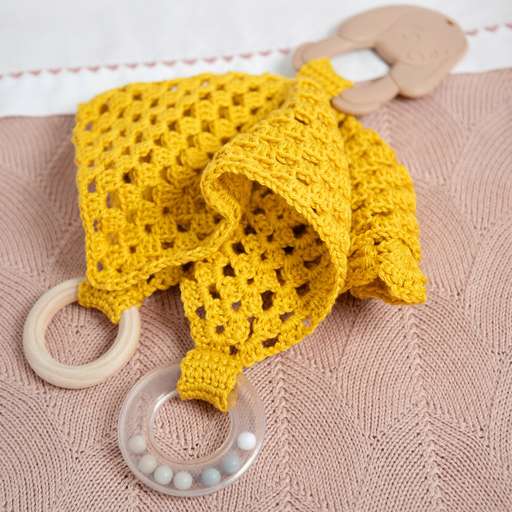 Babyspullen — gemaakt met Konijn knuffeldoekje - Go Handmade Sensory Kit Haakpakket (3)