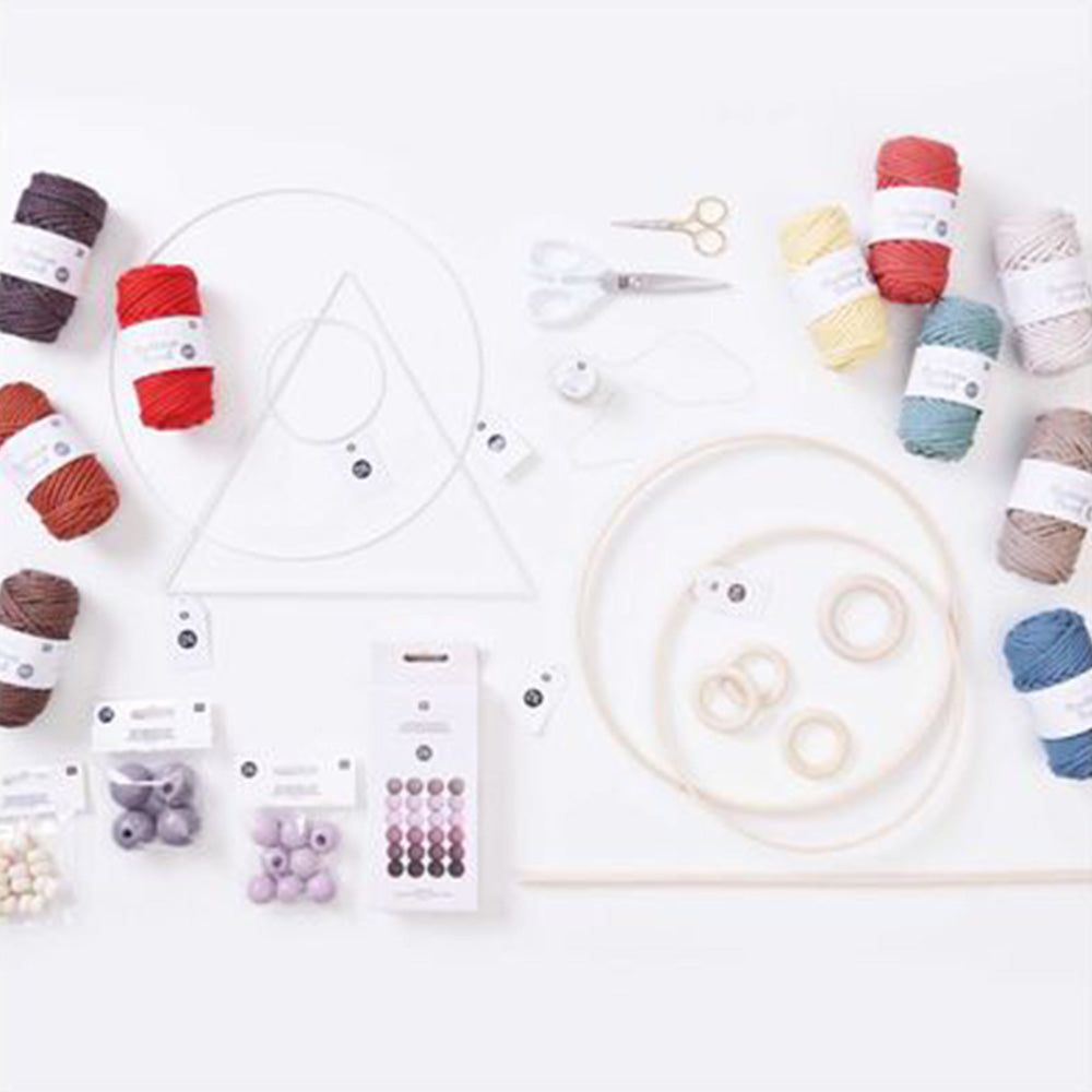 Shades of rose — gemaakt met Rico Macramé Houten Kralen 35mm Grey -