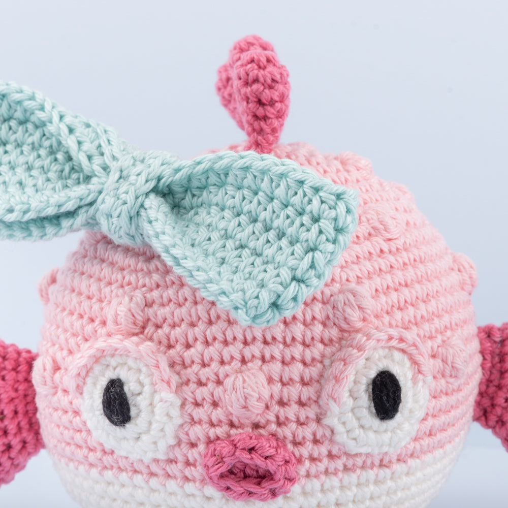 Freckles the puffer fish — gemaakt met Yarn and Colors Freckles the Puffer Fish Haakpakket (4)