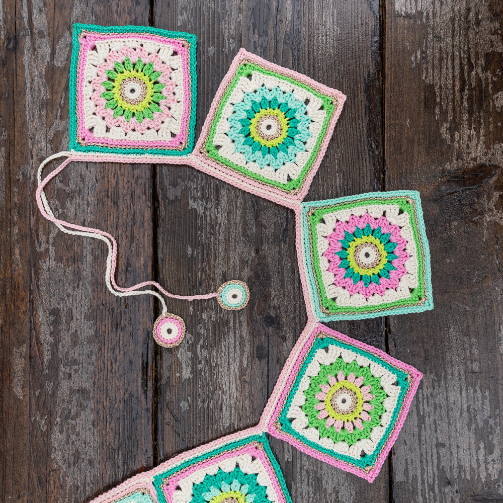 Garden party bunting — gemaakt met Yarn and Colors Garden Party Bunting Haakpakket (2)