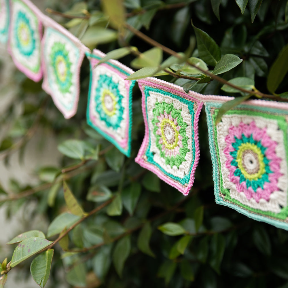 Garden party bunting — gemaakt met Yarn and Colors Garden Party Bunting Haakpakket