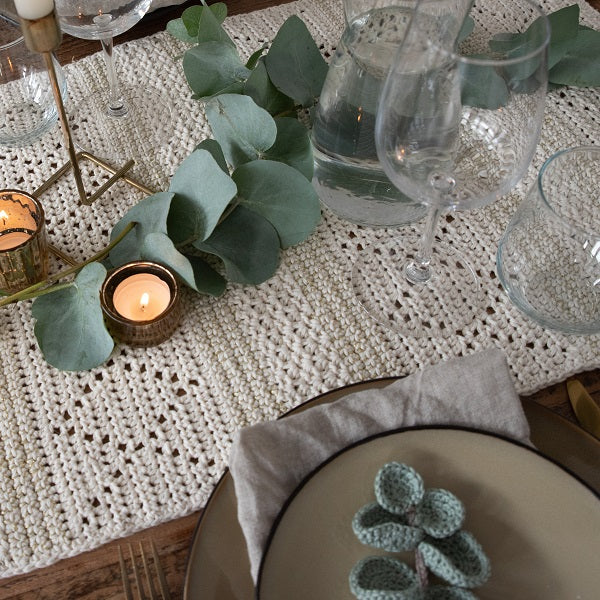 Glamorous table runner — gemaakt met Yarn and Colors Glamorous Table Runner Haakpakket