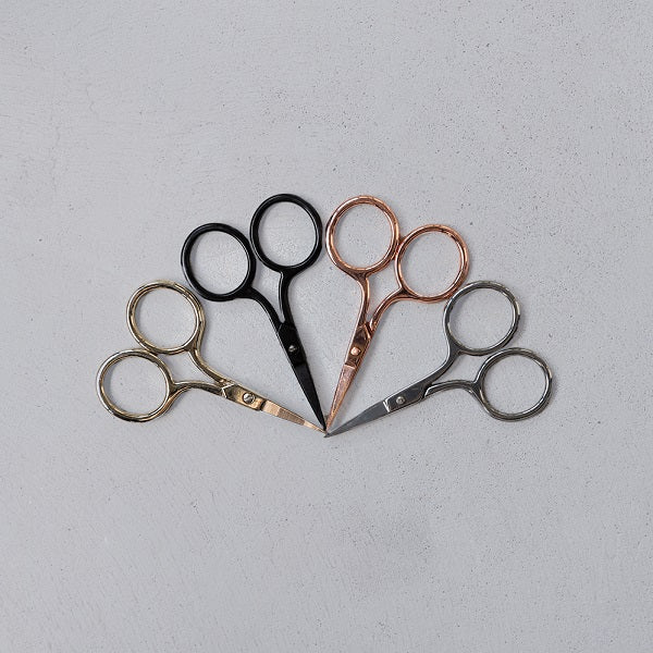 Tiny scissor — gemaakt met Yarn and Colors Kleine Schaar Black