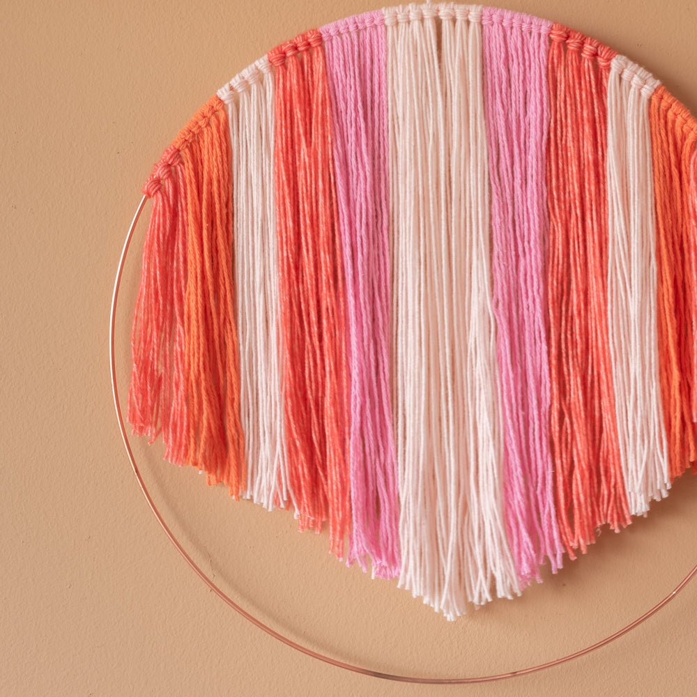Rainbow in hoop wall hanging — gemaakt met Yarn and Colors Rainbow in a Hoop Wall Hanging Macramé Pakket