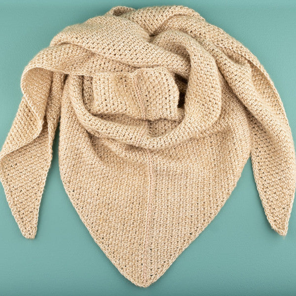 Toned triangle — gemaakt met Yarn and Colors Toned Triangle Haakpakket (2)