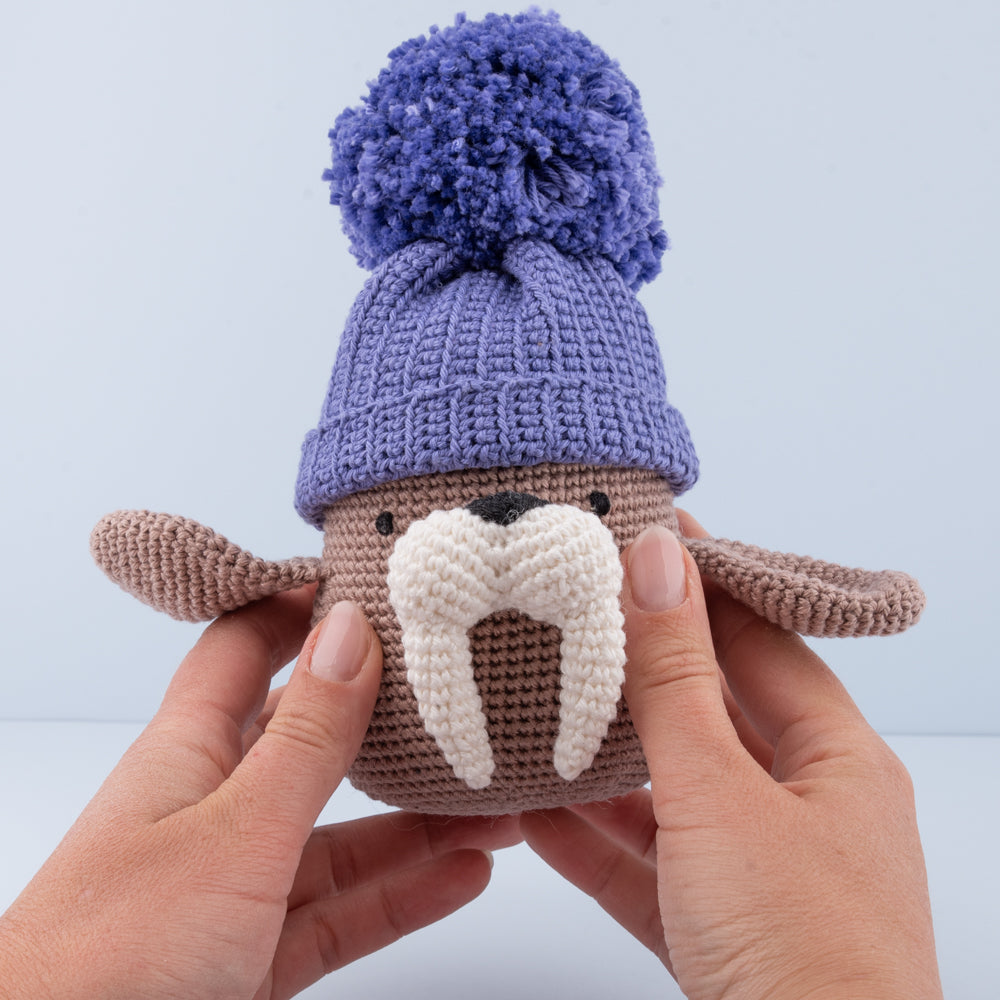 Wally walrus — gemaakt met Yarn and Colors Wally the Walrus Haakpakket (2)
