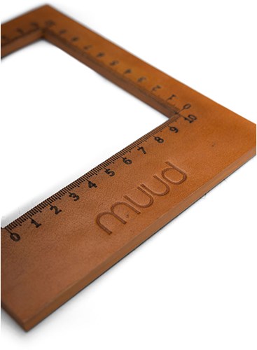 MUUD Dana - Whiskey Handmade leather knitting gauge 16 x 14 cm-2