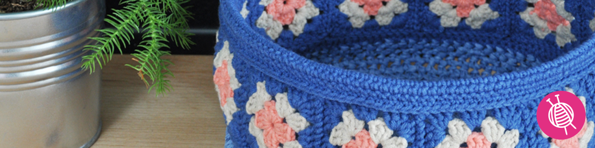 Crochet a basket of granny squares