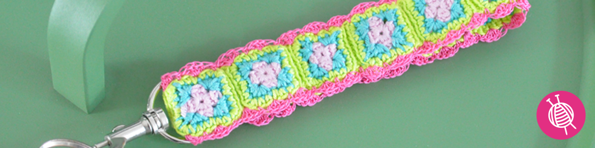 Crochet a key chain of granny squares