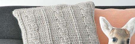 Trend alert: Crochet a cable pillow!