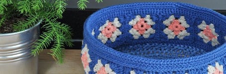Crochet a basket of granny squares