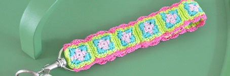 Crochet a key chain of granny squares